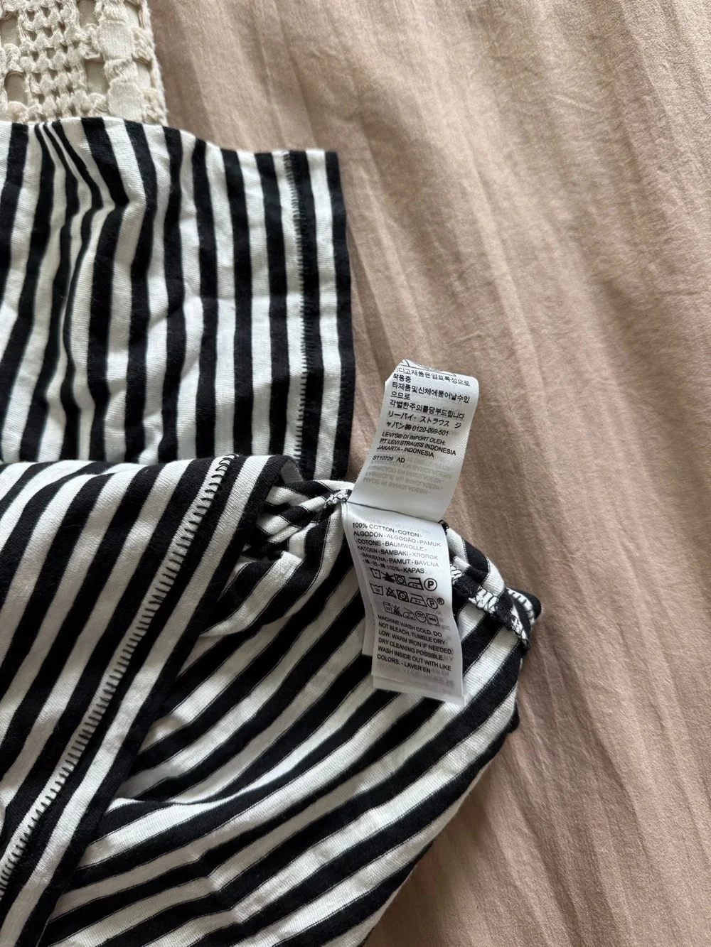 NEW Levi's Black & White Striped Crewneck Tee Size M - Picture 5 of 6